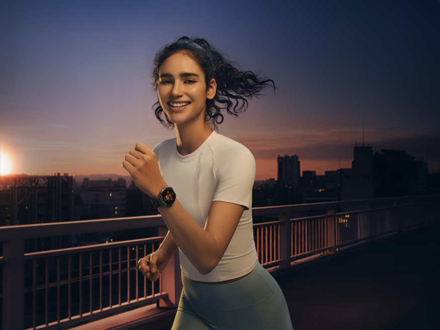 Afbeelding: Vrouw draagt de OPPO Watch S tijdens het hardlopen in de stad