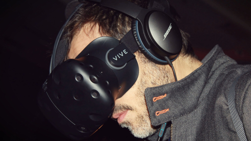 Man met VR-bril HTC Vive op zijn hoofd
