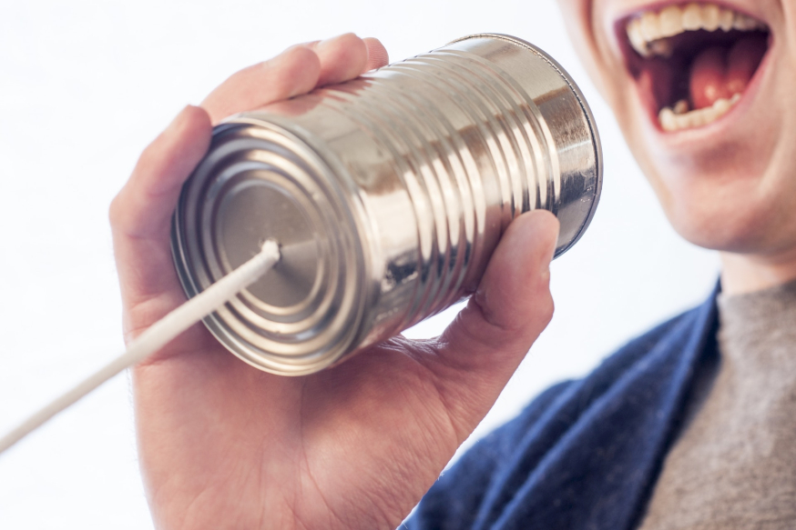 Met de nieuwe walkie-talkie-optie van Apple is het leuk communiceren met vrienden en familie man met blik