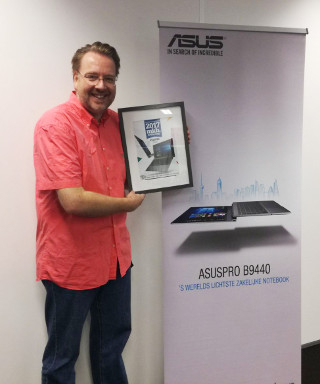 Dirk-Jan Hartog, ASUS, neemt de MKB Proof Award in ontvangst Dirk-Jan Hartog, ASUS, neemt de MKB Proof Award in ontvangst