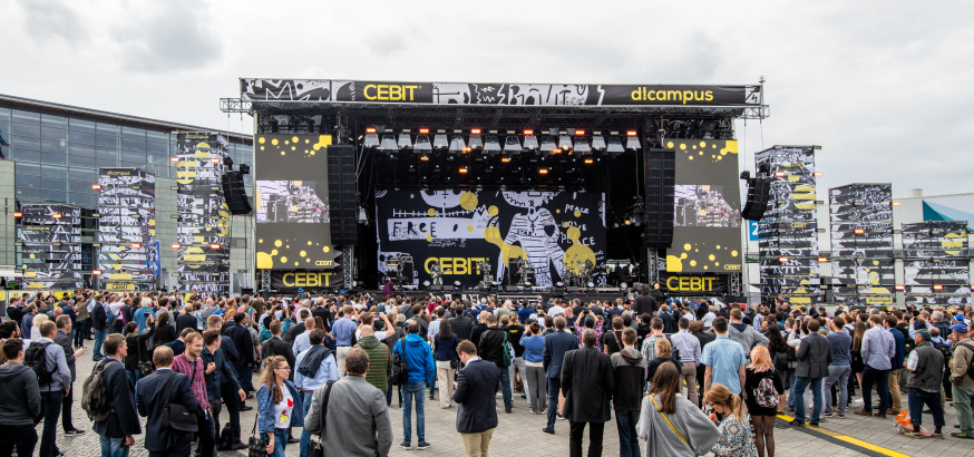 Op de d!campus was een groot podium te vinden waar veel artiesten optraden Op de d!campus was een groot podium te vinden waar veel artiesten optraden
