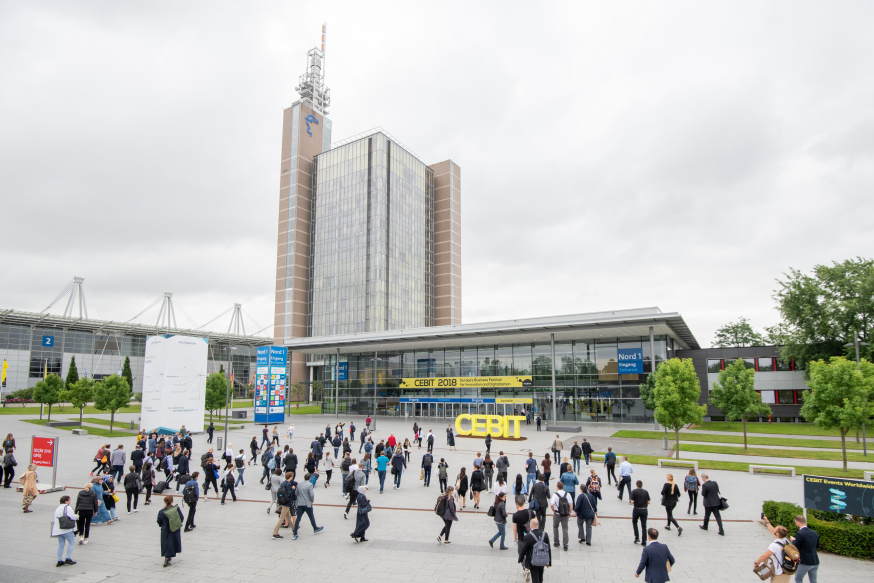 De centrale ingang van de CEBIT 2018 in Hannover De centrale ingang van de CEBIT 2018 in Hannover