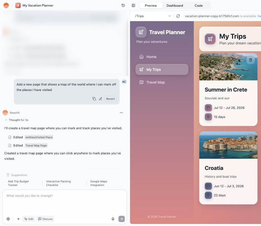Afbeelding:Base44-editor met AI-chat links en live preview van een Travel Planner-app rechts