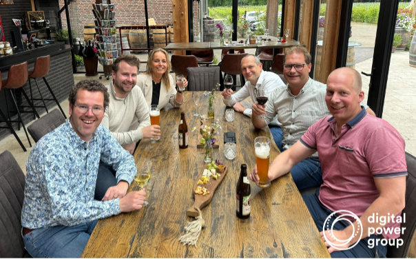 Afbeelding: Digital Power Group aan tafel, vieren de nieuwe samenwerking