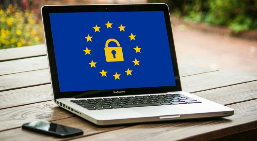 De GDPR of AVG is here to stay. Het BLIJFT belangrijk. Notebook met slot en EU-vlag