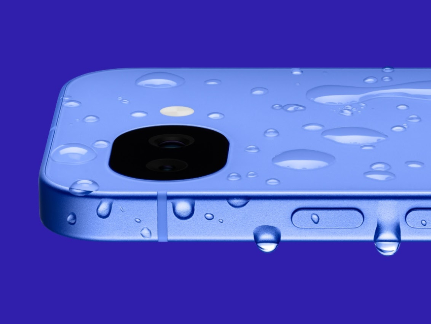 Afbeelding: Close-up van de Google Pixel 10a met waterdruppels op de behuizing als illustratie van de waterbestendigheid