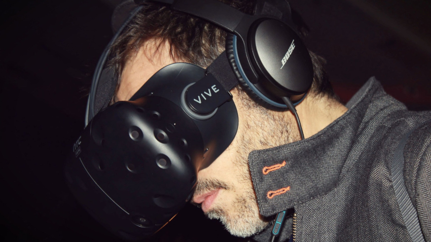 Je kunt in de app store van HTC vette games downloaden om te spelen met je HTC Vive Man met VR-bril HTC Vive op zijn hoofd
