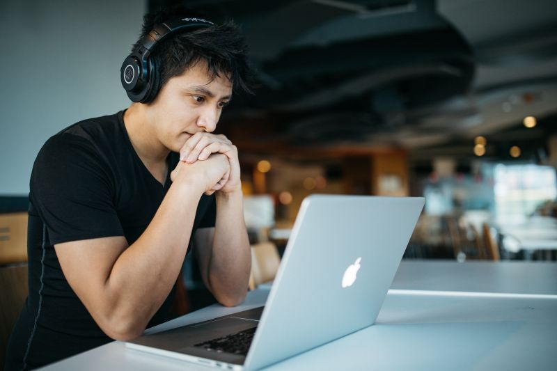 Universiteiten zijn in Nederland koploper met de adoptie van IPv6 Jonge man geconcentreerd achter zijn notebook