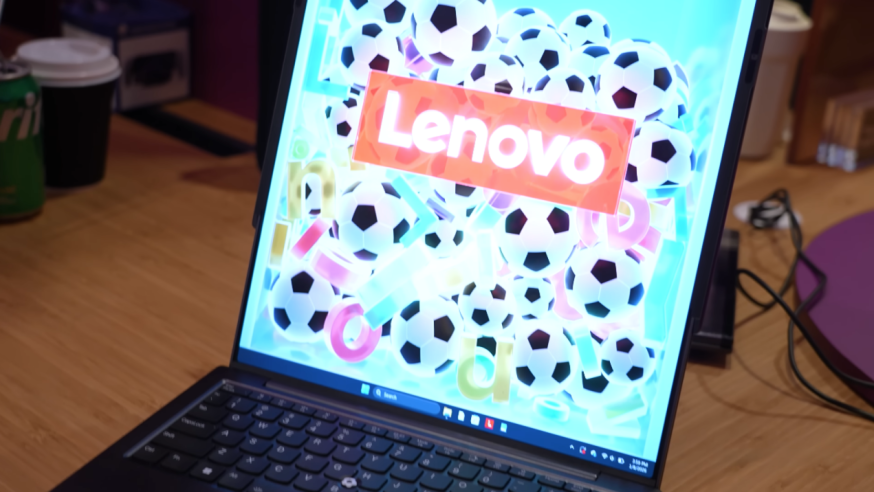 Afbeelding: enovo Legion Pro Rollable Concept met uitrolbaar laptopscherm tijdens een CES 2026-demonstratie