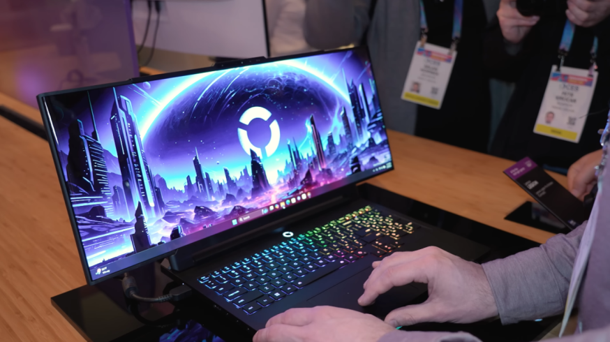 Afbeelding: Lenovo-laptop met ultrawide scherm tijdens een demonstratie op CES 2026