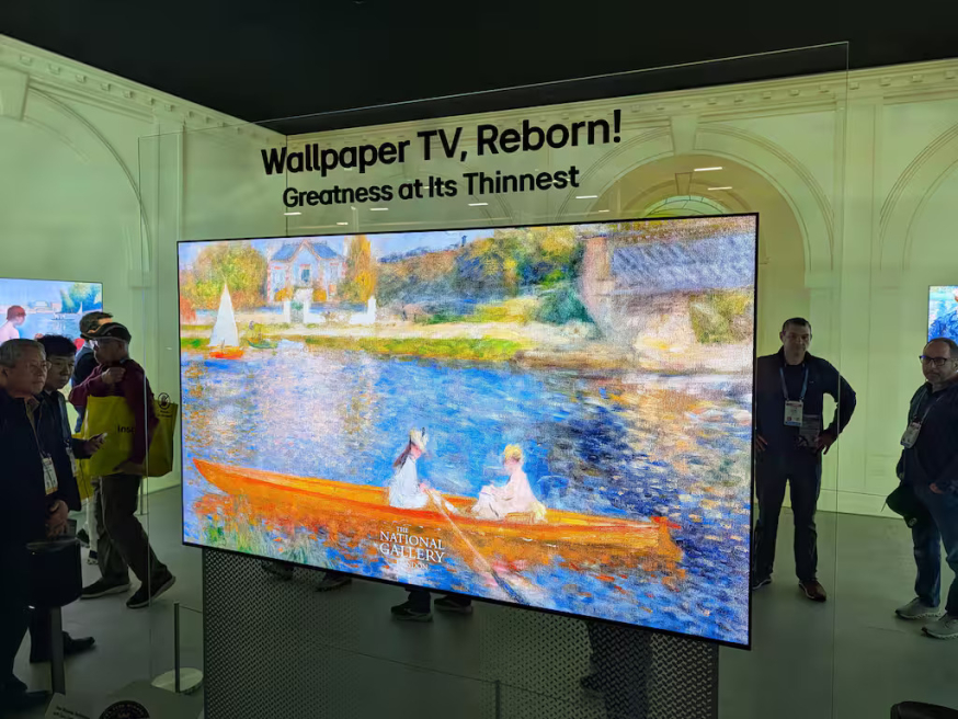 Afbeelding: Ultradunne LG Wallpaper TV in een CES-opstelling, met nadruk op design en schermhelderheid