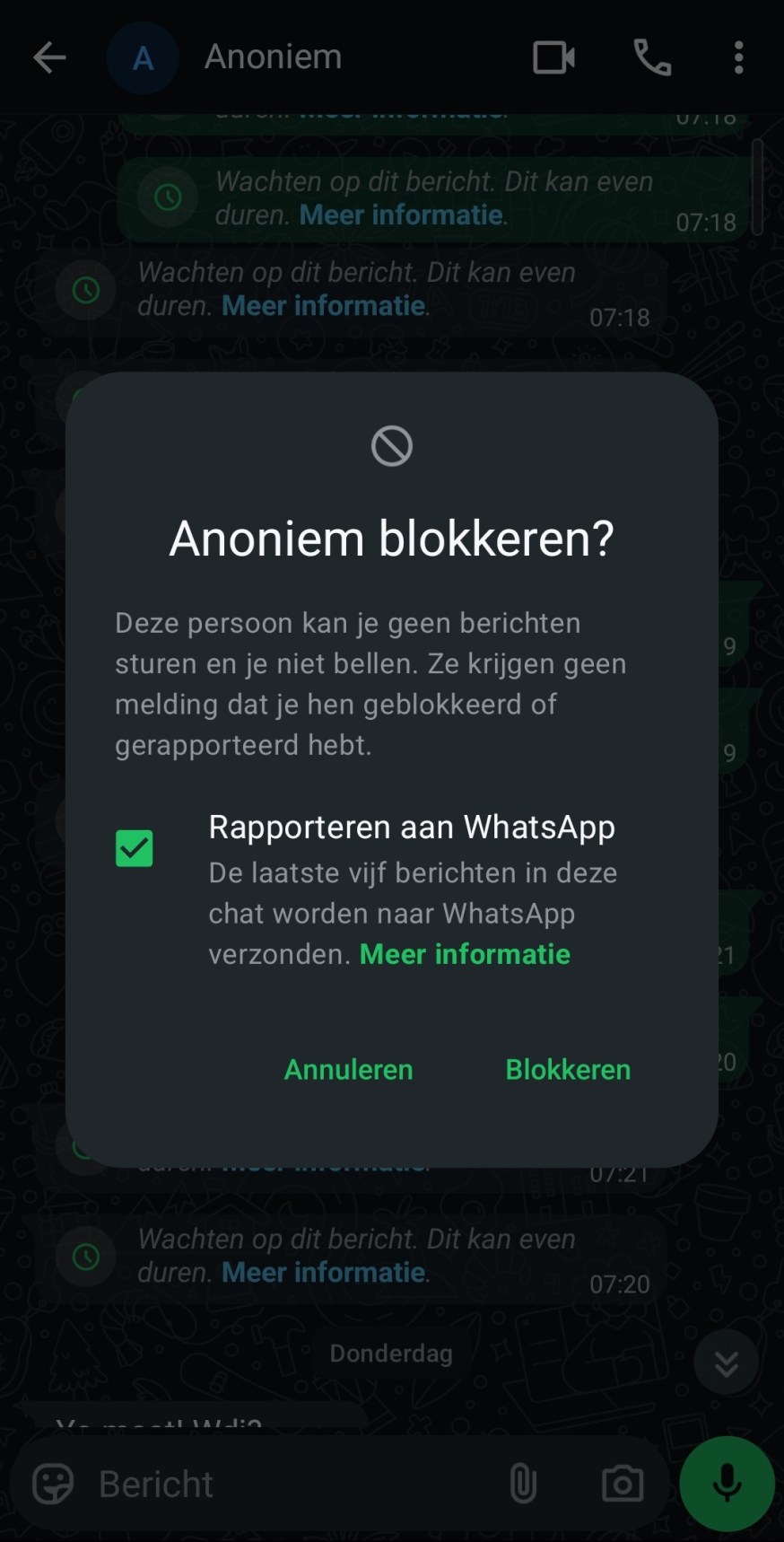 Afbeelding: screenshot van nummer blokkeren binnen een Whatsapp-chat, inclusief de optie te 'rapporteren'