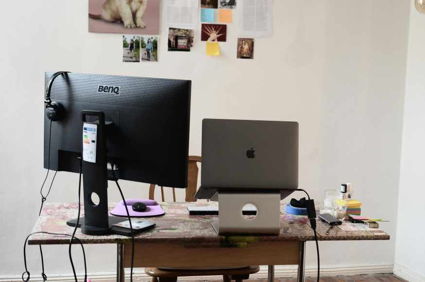 Een laptop op een standaard