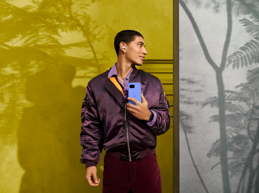 Afbeelding: Gebruiker met Pixel Buds en een Google Pixel 10a in de hand