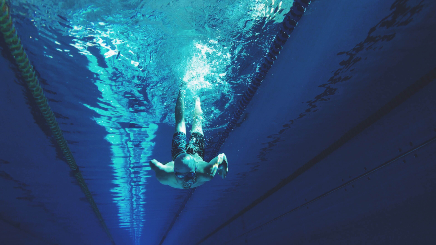 Man in zwembad, gefotografeerd vanaf de bodem