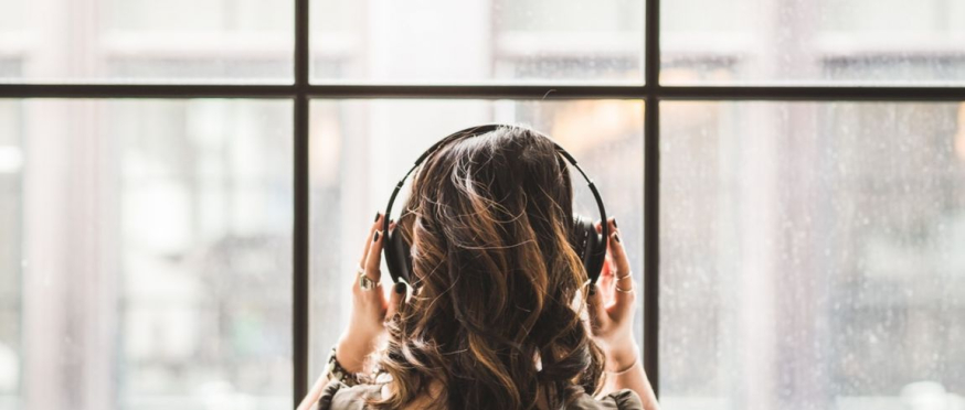 Spotify en Apple vormen een moeilijk koppel Foto vrouw met koptelefoon