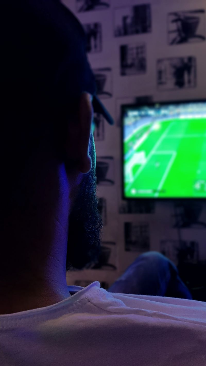 Deze meneer krijgt dus straks bij KPN meer sportgerelateerde reclames te zien. Dat mag KPN alleen doen als hij bij MijnKPN onder privacy daar explicitiet toestemming voor heeft gegeven. Deze meneer krijgt dus straks bij KPN meer sportgerelateerde reclames te zien. Dat mag KPN alleen doen als hij bij MijnKPN onder privacy daar explicitiet toestemming voor heeft gegeven.