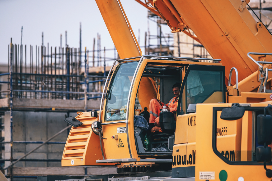 Er zijn nu veel vacatures in de IT en in de bouwsector Bouwmachine op een bouwplaats