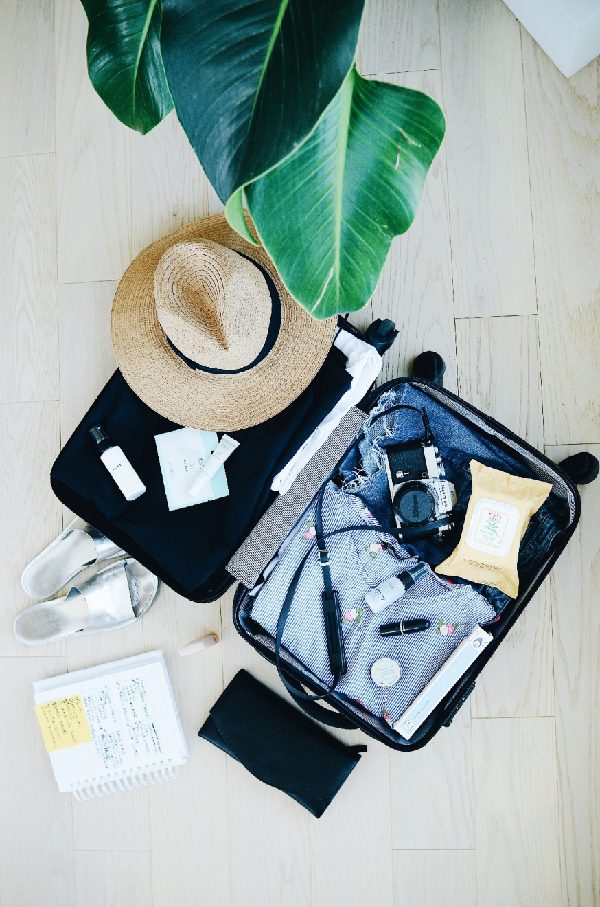 Koffer met spullen voor een zonnige vakantie