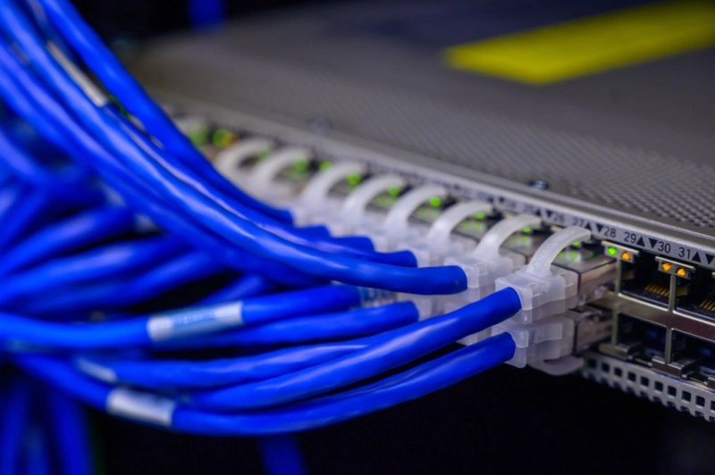 QNAP kondigt de QSW-IM1200-8C aan voor het implementeren van snelle netwerken in veeleisende industriële omgevingen