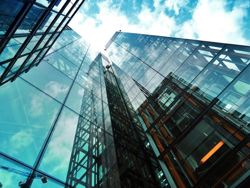 De psychologische effecten van glas op maat in moderne architectuur