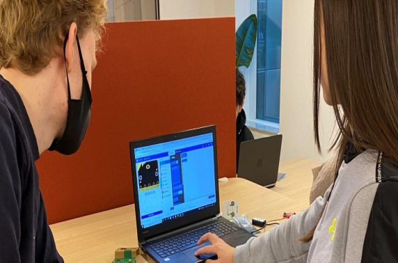 Studenten Bit Academy gaan ondersteuning bieden bij programmeerlessen op middelbare scholen