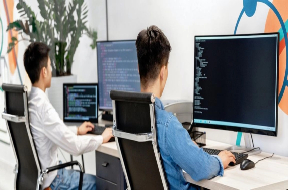 Onderzoek Freshworks: IT’ers verspillen meer dan 7 uur per week aan overgecompliceerde software