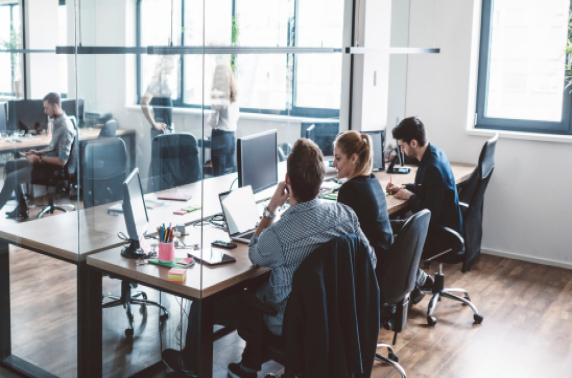 Mensen achter bureaus bij een gemeente