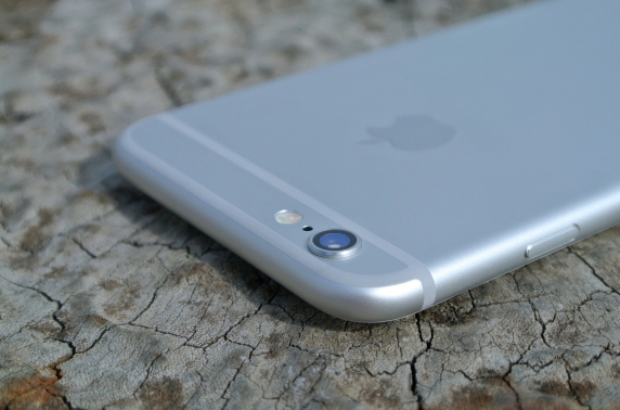 Apple patenteert scherm met gaten en doorzichtige achterkant