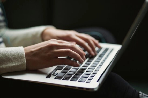 Adobe-onderzoek: jongere generaties omarmen gebruik generatieve AI door bedrijven