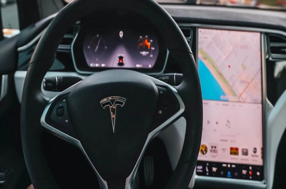 Tesla voegt YouTube toe aan touchscreen