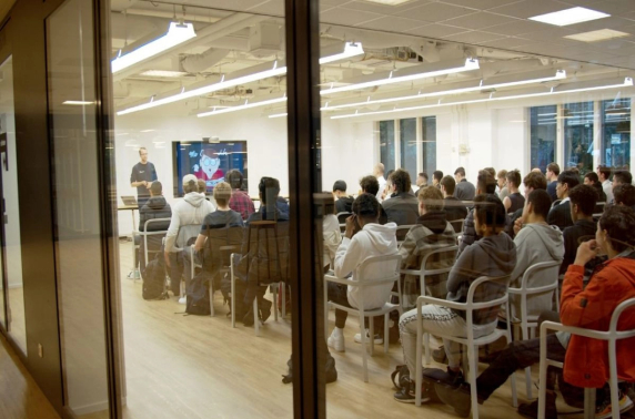 NL Leert Door en Bit Academy verlengen samenwerking om professionals om te scholen tot developer of data engineer