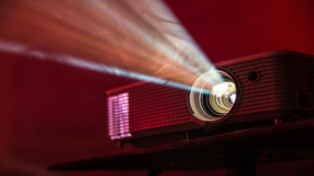 Panasonic introduceert ’s werelds lichtste en meest compacte LCD-projector met vaste lens in de categorie van 7.000 lumen  