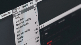 De helft van de medewerkers gebruikt tijdens werk ongeautoriseerde file services