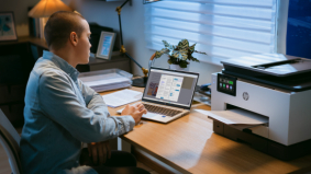 Man met laptop en HP printer