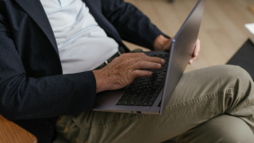 Man met laptop op schoot
