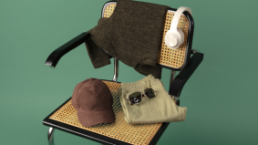 Retro gadgets op een retro stoel