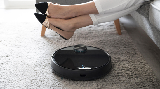 Robotstofzuiger met dweilfunctie: wat zijn de voordelen? Een robotstofzuiger op eem tapijt