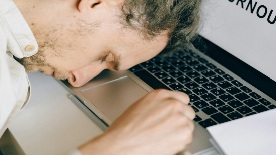 74% van de cyberbeveiligingsprofessionals heeft te maken met burn-out en criminelen maken daar misbruik van 74% van de cyberbeveiligingsprofessionals heeft te maken met burn-out en criminelen maken daar misbruik van